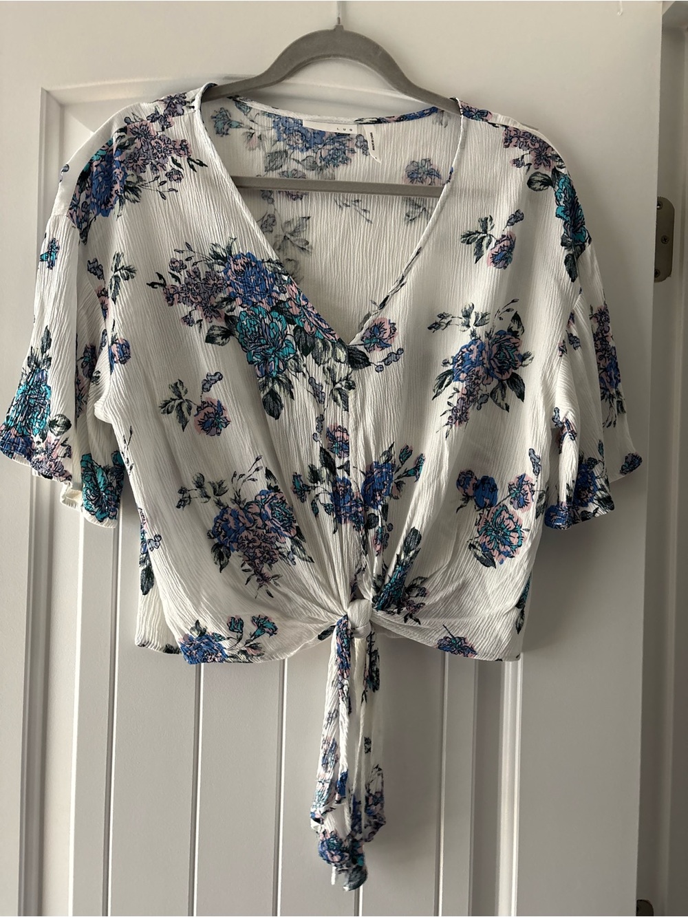 LUQ Floral Tie Front White Blue Blouse Size Medium, Boho Flutter Sleeves Rayon